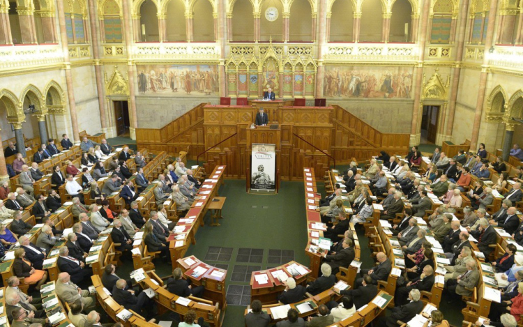Rendszerváltás utáni első ülésére emlékezik az Országgyűlés