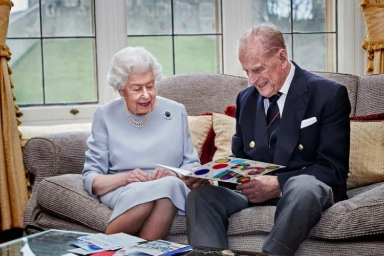 Másik kórházba szállították át a brit uralkodó férjét