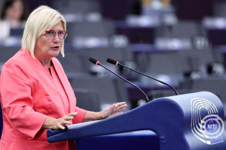 Gál Kinga: az Európai Bizottságnak mennie kell!