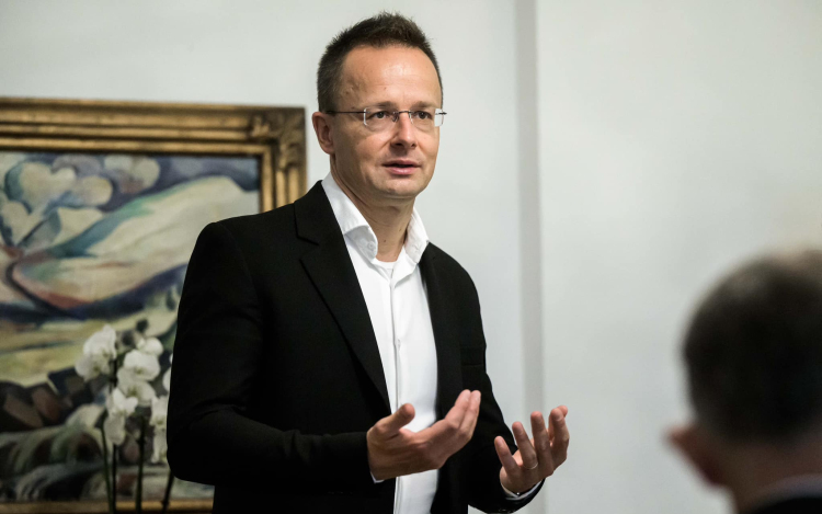 Szijjártó Péter szerint Brüsszel el akarja venni az olcsó orosz kőolajat Magyarországtól